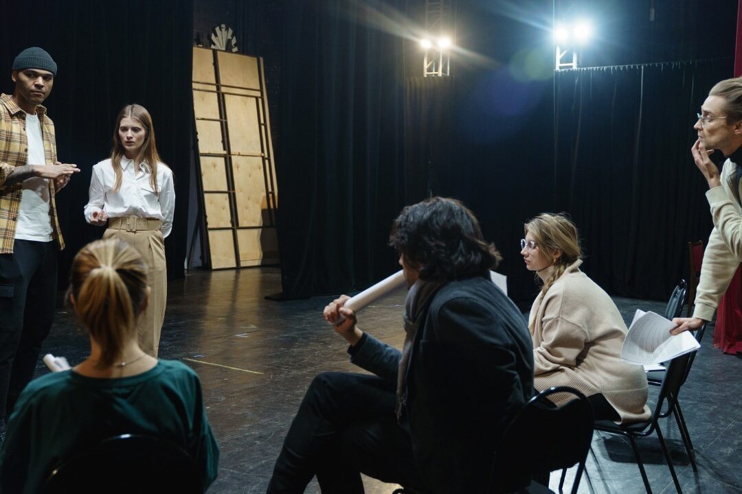 Theater group gives feedback to actors improvising in theaters
