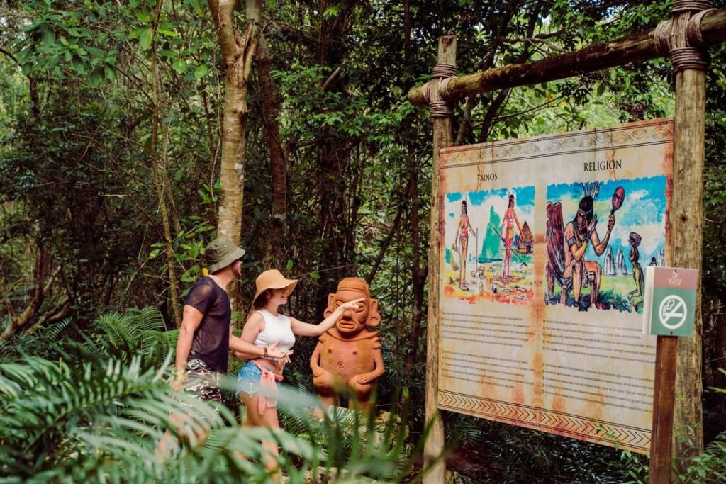 couple exploring nature in the Cultural route on DR